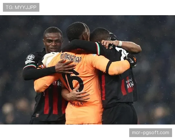 欧冠奖杯巡展抵达米兰,吸引大量当地球迷合影留念 欧冠奖杯巡展抵达米兰,吸引大量当地球迷合影留念