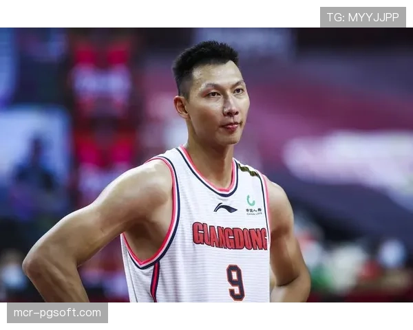 易建联现身广东队训练场,以特别助教身份指导年轻内线 易建联现身广东队训练场,以特别助教身份指导年轻内线